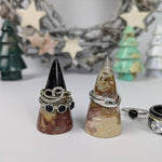 Versteend hout ringhouder – curated crystal by Marga Jacobs | rust, symboliek en intuïtieve zelfzorg