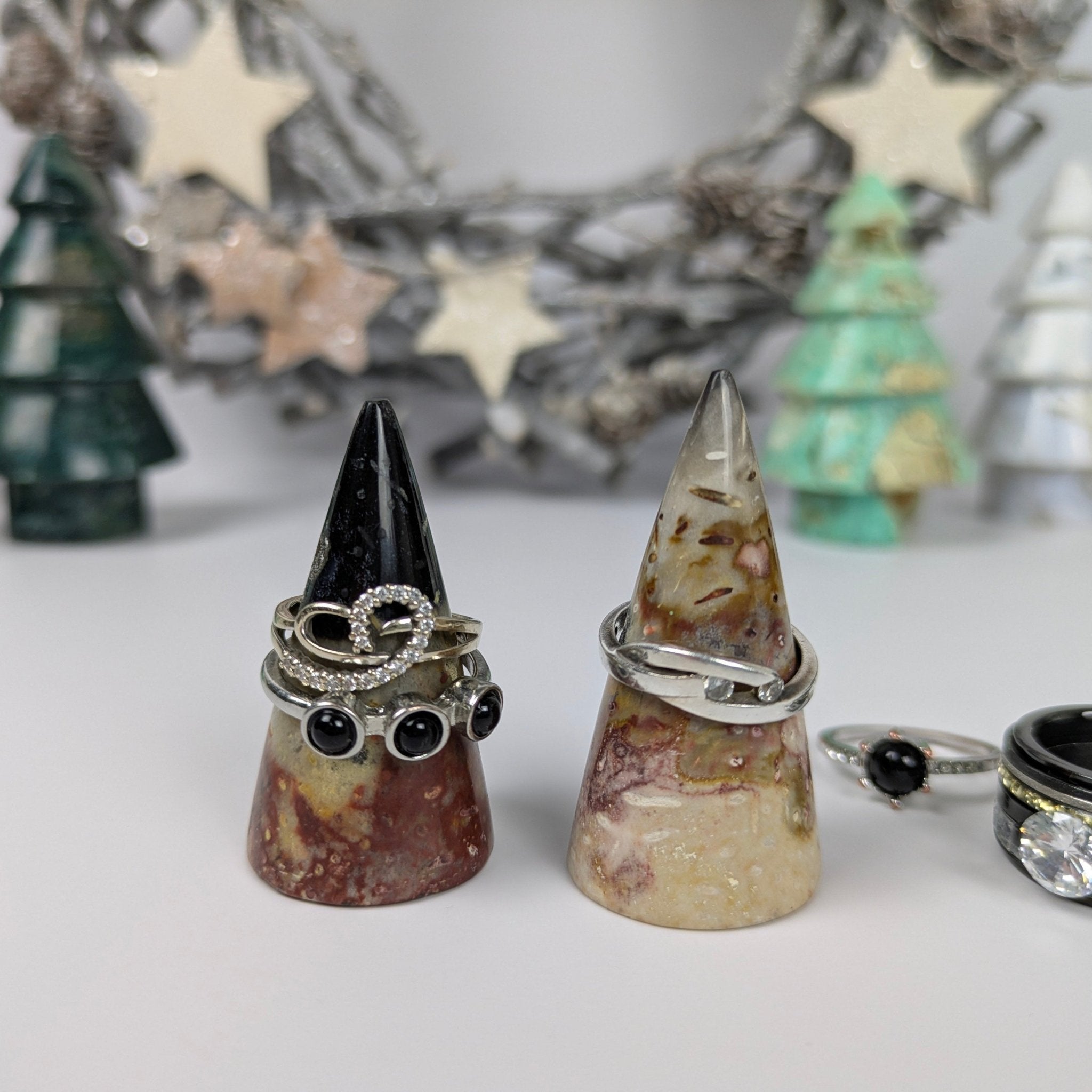 Versteend hout ringhouder – curated crystal by Marga Jacobs | rust, symboliek en intuïtieve zelfzorg