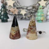 Versteend hout ringhouder – curated crystal by Marga Jacobs | rust, symboliek en intuïtieve zelfzorg