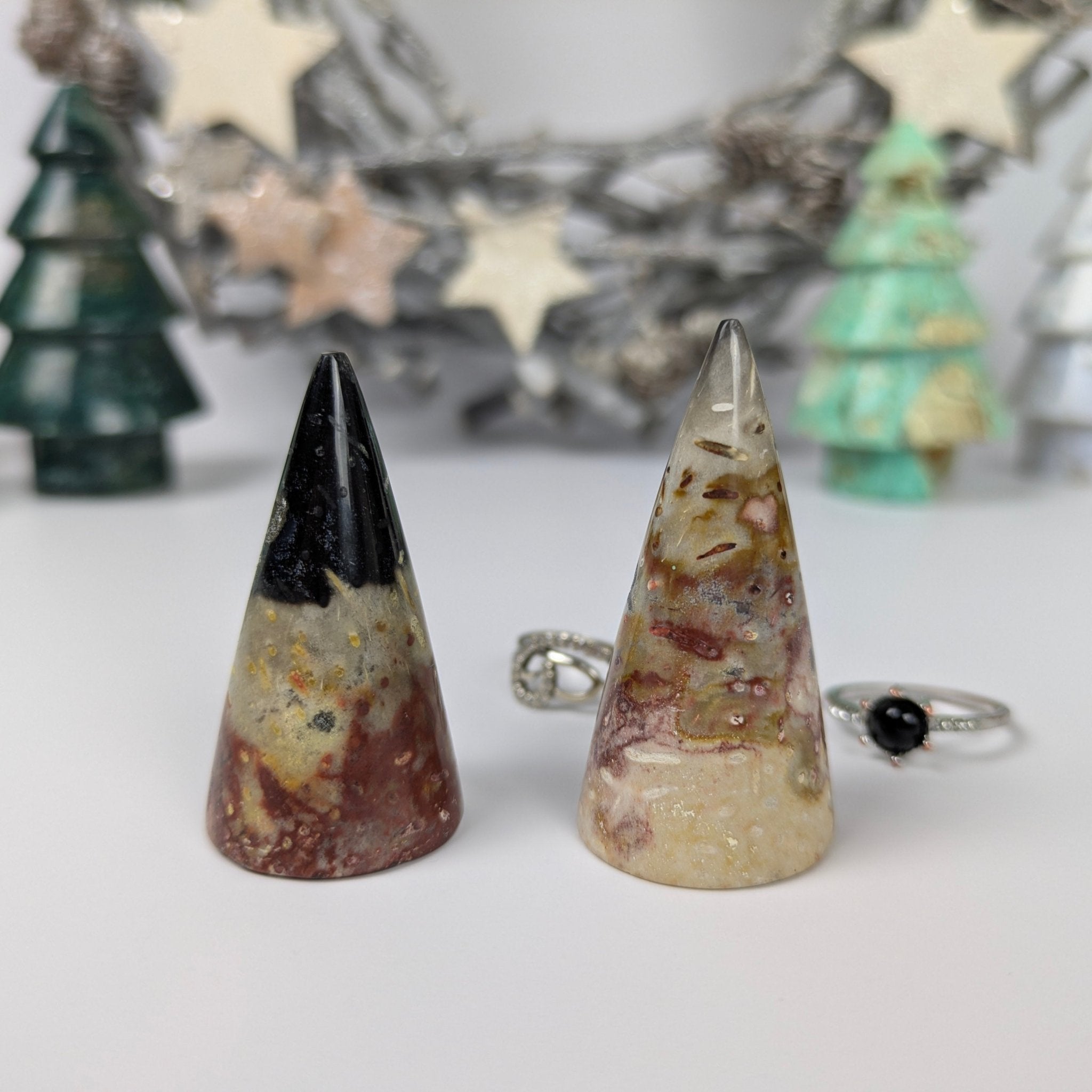 Versteend hout ringhouder – curated crystal by Marga Jacobs | rust, symboliek en intuïtieve zelfzorg