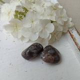 Vulkaniet (que sera) trommelstenen – curated crystal by Marga Jacobs | rust, symboliek en intuïtieve zelfzorg