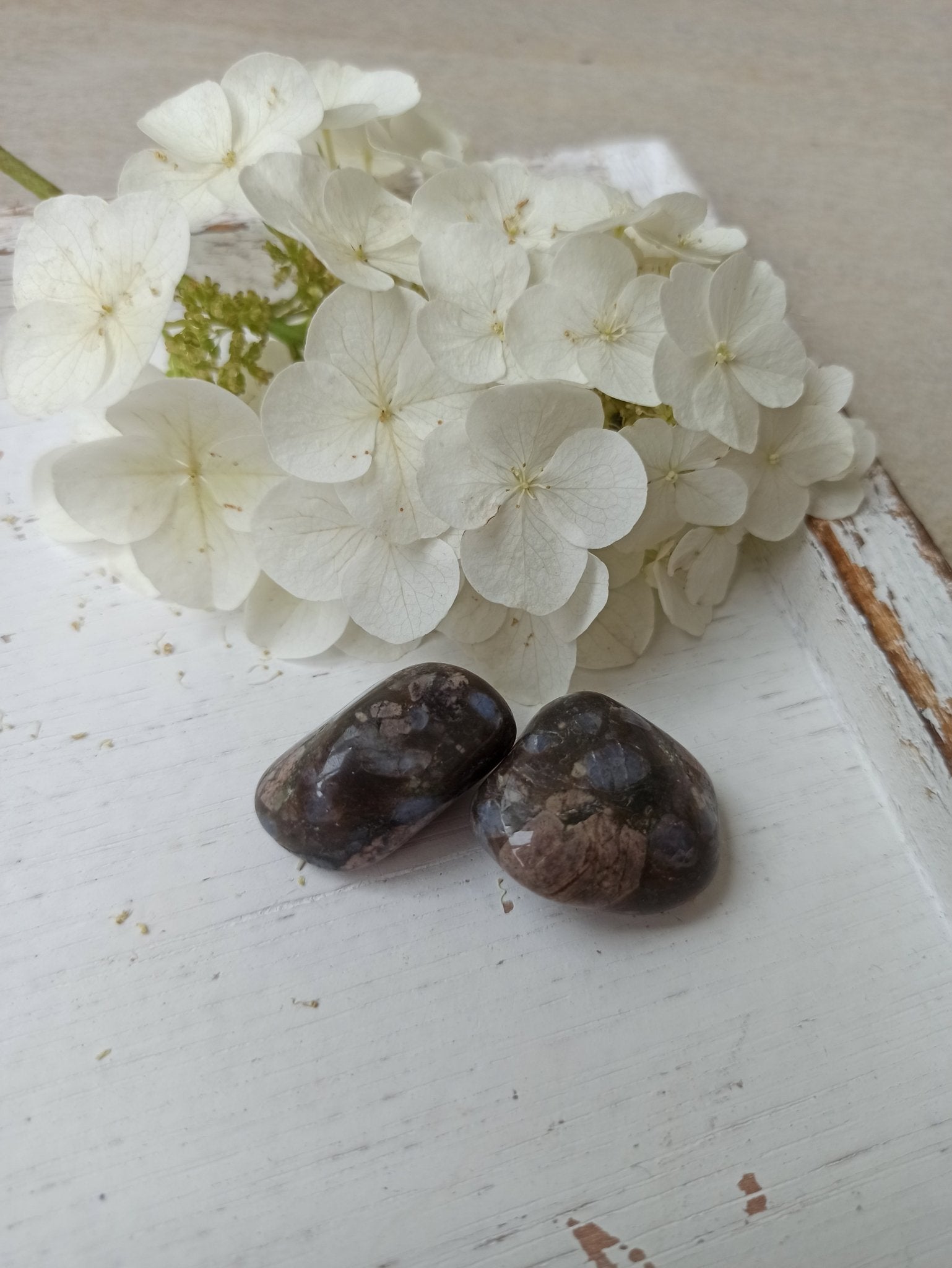 Vulkaniet (que sera) trommelstenen – curated crystal by Marga Jacobs | rust, symboliek en intuïtieve zelfzorg