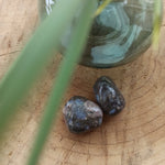 Vulkaniet (que sera) trommelstenen – curated crystal by Marga Jacobs | rust, symboliek en intuïtieve zelfzorg