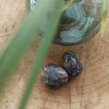 Vulkaniet (que sera) trommelstenen – curated crystal by Marga Jacobs | rust, symboliek en intuïtieve zelfzorg