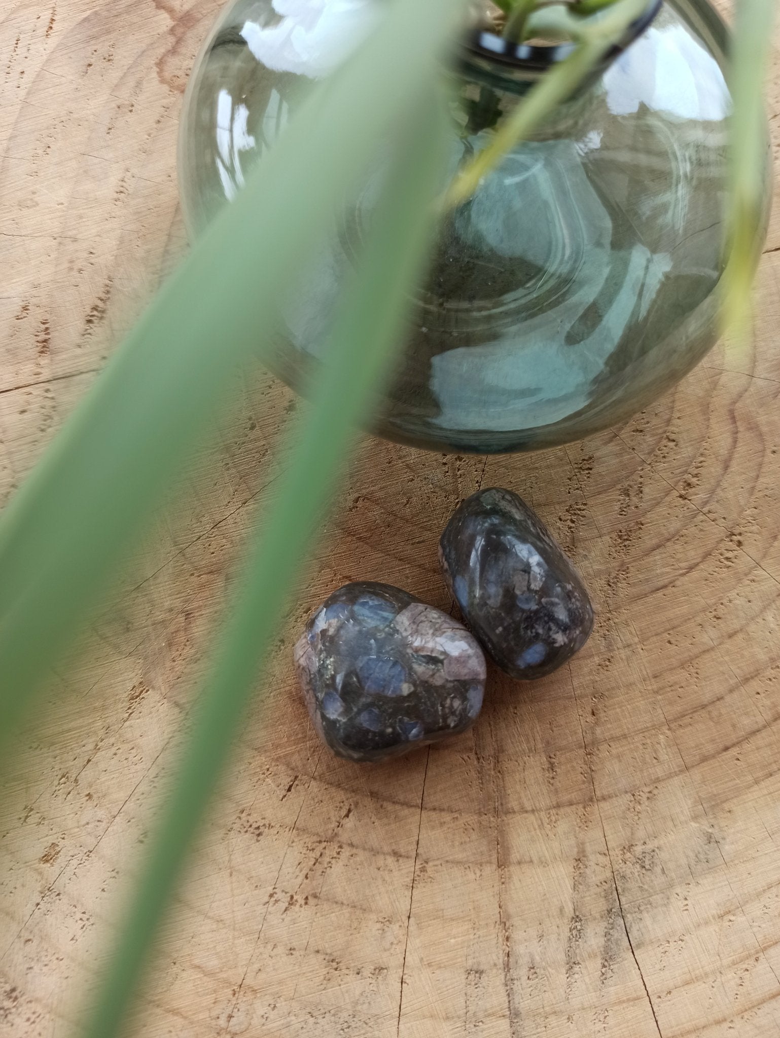 Vulkaniet (que sera) trommelstenen – curated crystal by Marga Jacobs | rust, symboliek en intuïtieve zelfzorg