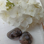 Vulkaniet (que sera) trommelstenen – curated crystal by Marga Jacobs | rust, symboliek en intuïtieve zelfzorg