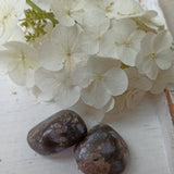 Vulkaniet (que sera) trommelstenen – curated crystal by Marga Jacobs | rust, symboliek en intuïtieve zelfzorg