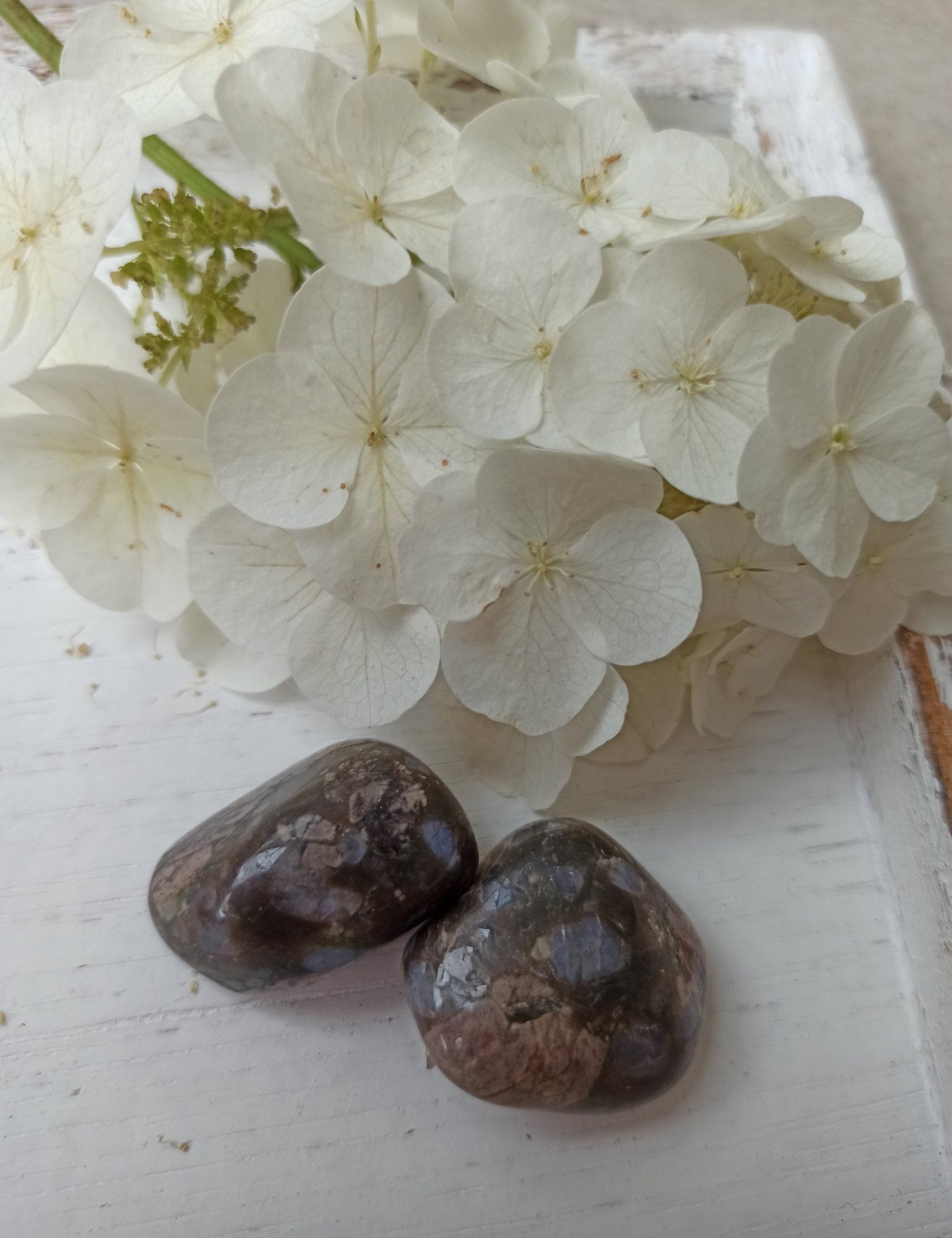 Vulkaniet (que sera) trommelstenen – curated crystal by Marga Jacobs | rust, symboliek en intuïtieve zelfzorg