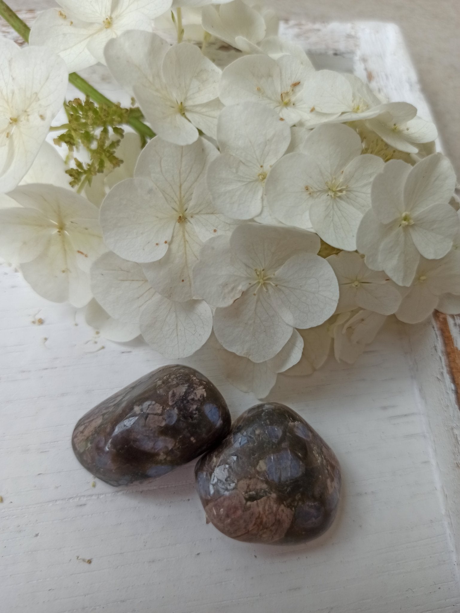 Vulkaniet (que sera) trommelstenen – curated crystal by Marga Jacobs | rust, symboliek en intuïtieve zelfzorg