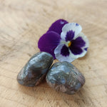 Vulkaniet (que sera) trommelstenen – curated crystal by Marga Jacobs | rust, symboliek en intuïtieve zelfzorg