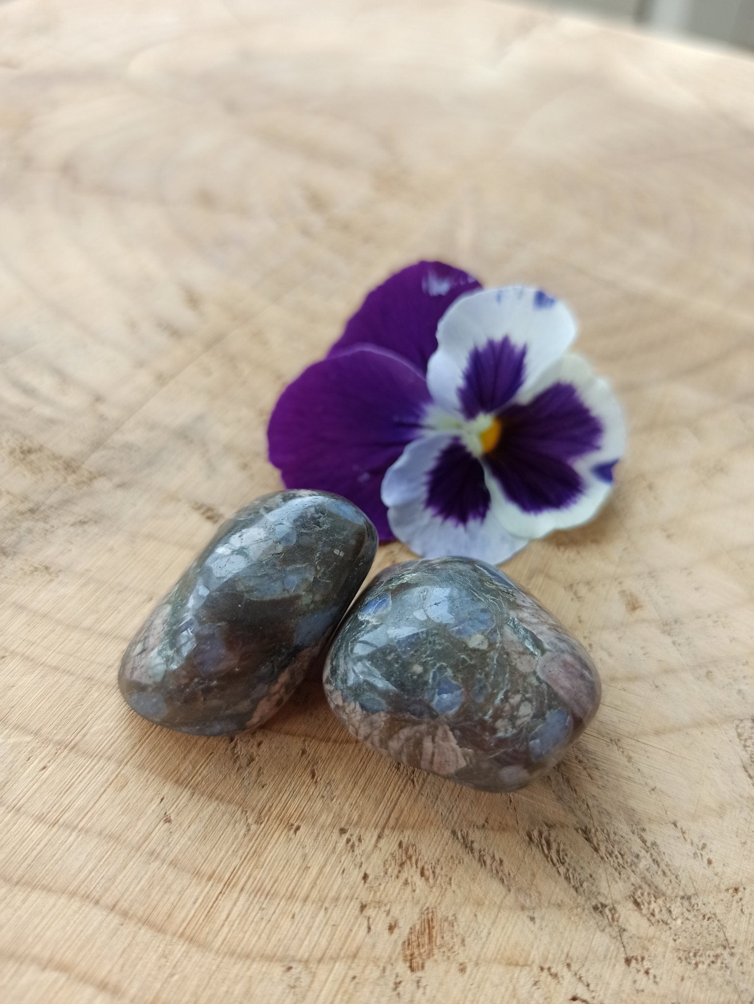 Vulkaniet (que sera) trommelstenen – curated crystal by Marga Jacobs | rust, symboliek en intuïtieve zelfzorg