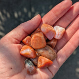 Vuuragaat trommelstenen – curated crystal by Marga Jacobs | rust, symboliek en intuïtieve zelfzorg