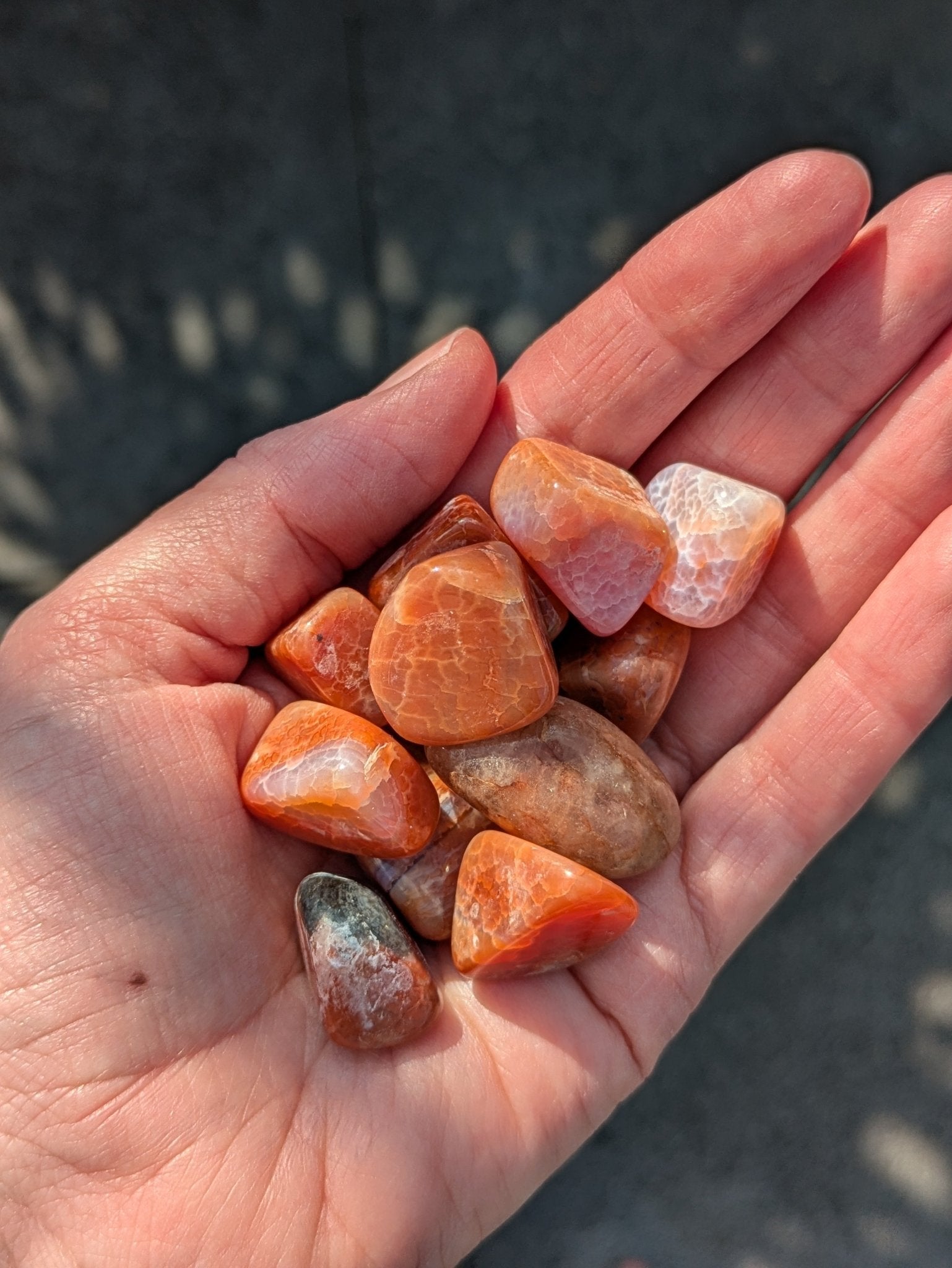 Vuuragaat trommelstenen – curated crystal by Marga Jacobs | rust, symboliek en intuïtieve zelfzorg