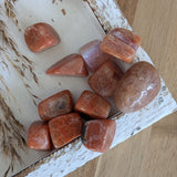 Vuuragaat trommelstenen – curated crystal by Marga Jacobs | rust, symboliek en intuïtieve zelfzorg