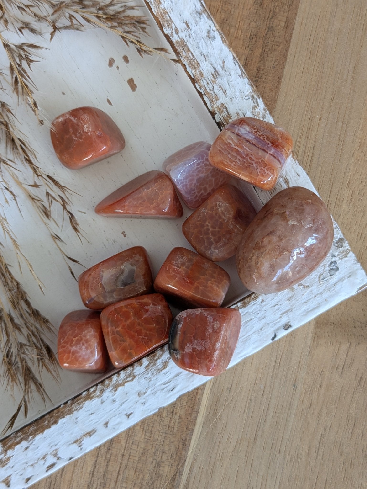 Vuuragaat trommelstenen – curated crystal by Marga Jacobs | rust, symboliek en intuïtieve zelfzorg