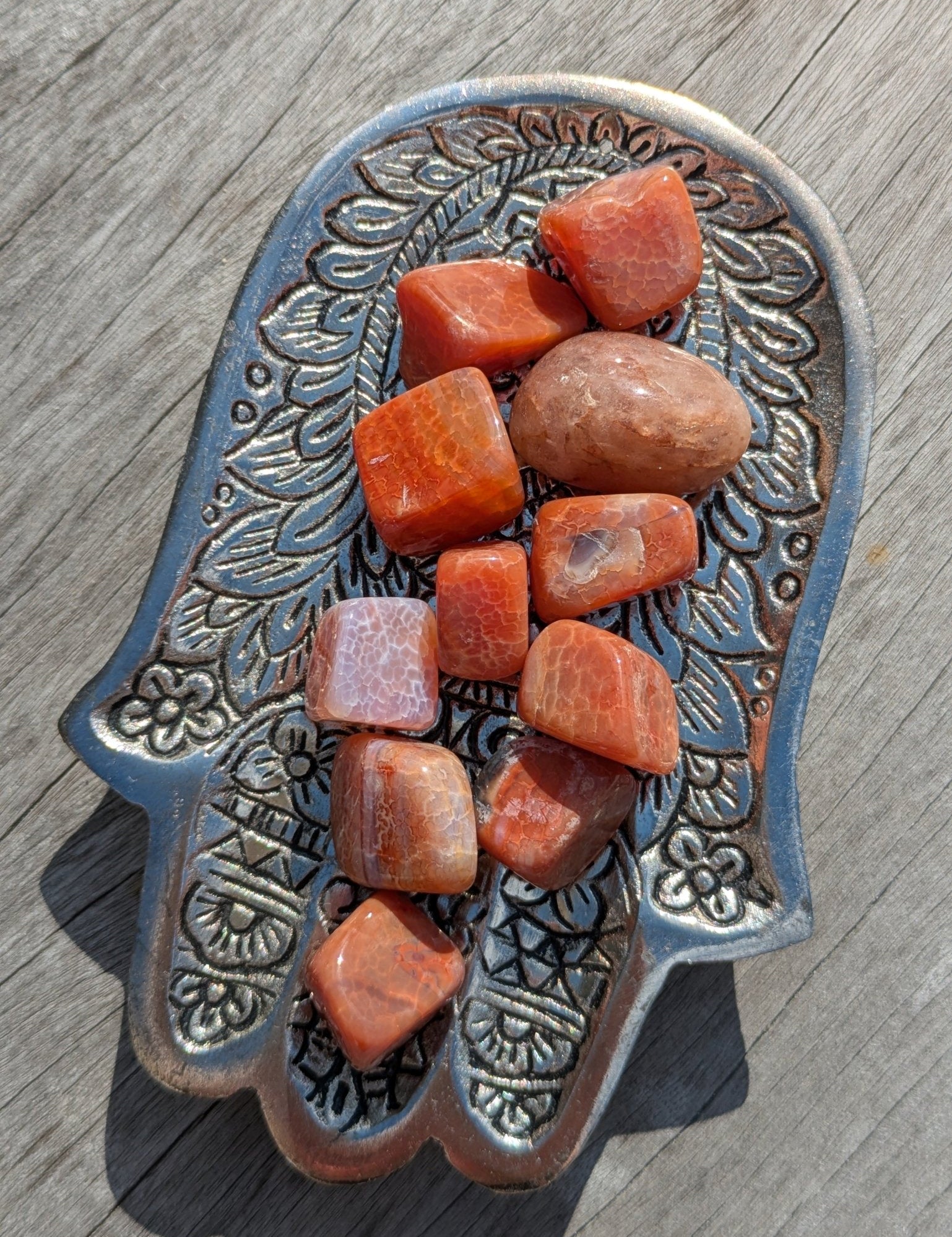 Vuuragaat trommelstenen – curated crystal by Marga Jacobs | rust, symboliek en intuïtieve zelfzorg