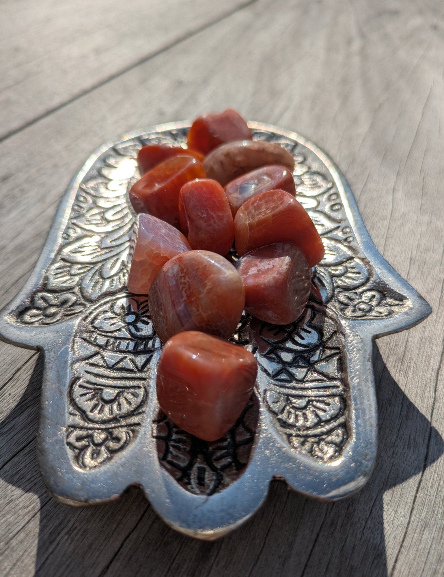 Vuuragaat trommelstenen – curated crystal by Marga Jacobs | rust, symboliek en intuïtieve zelfzorg