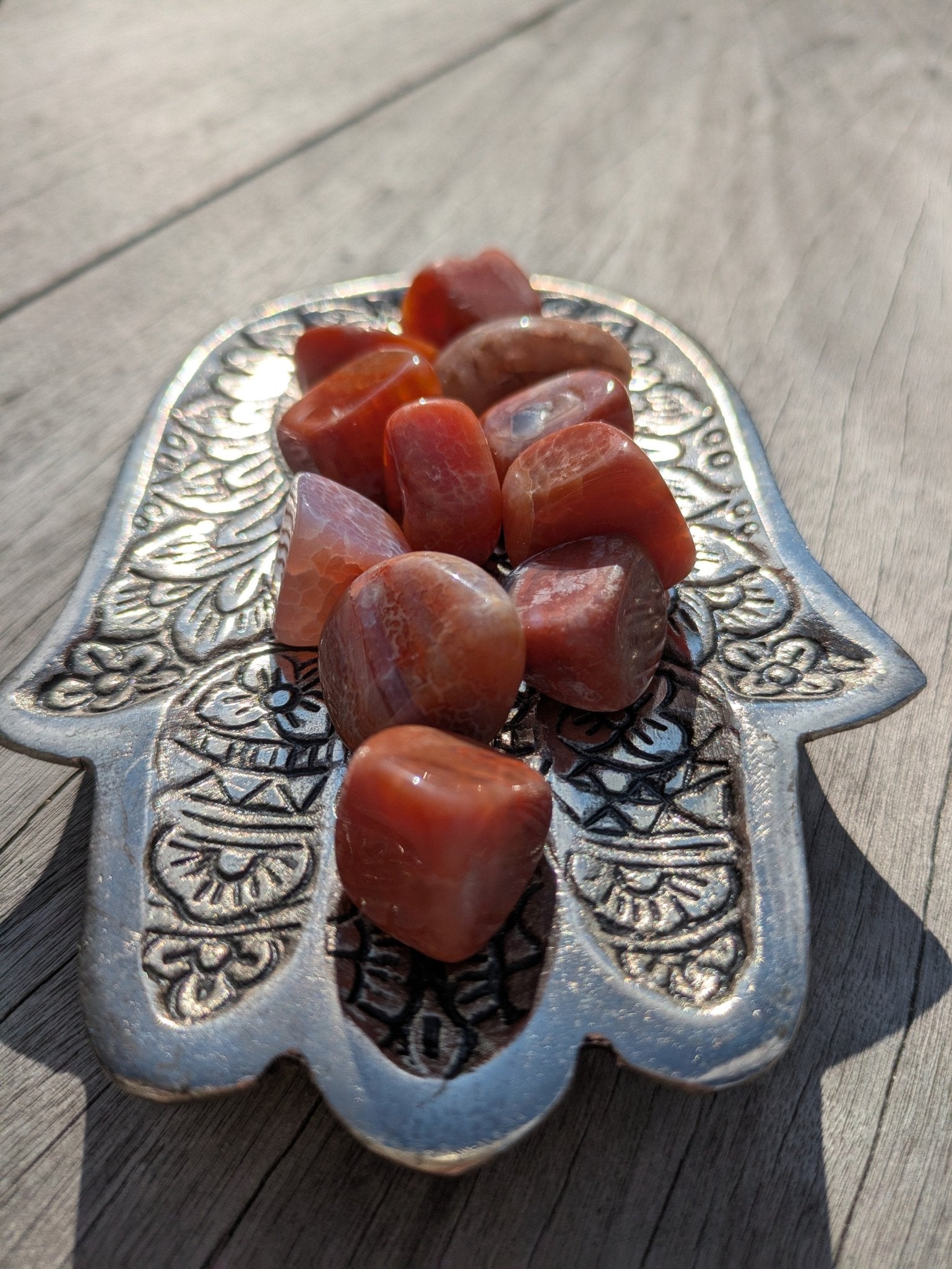 Vuuragaat trommelstenen – curated crystal by Marga Jacobs | rust, symboliek en intuïtieve zelfzorg