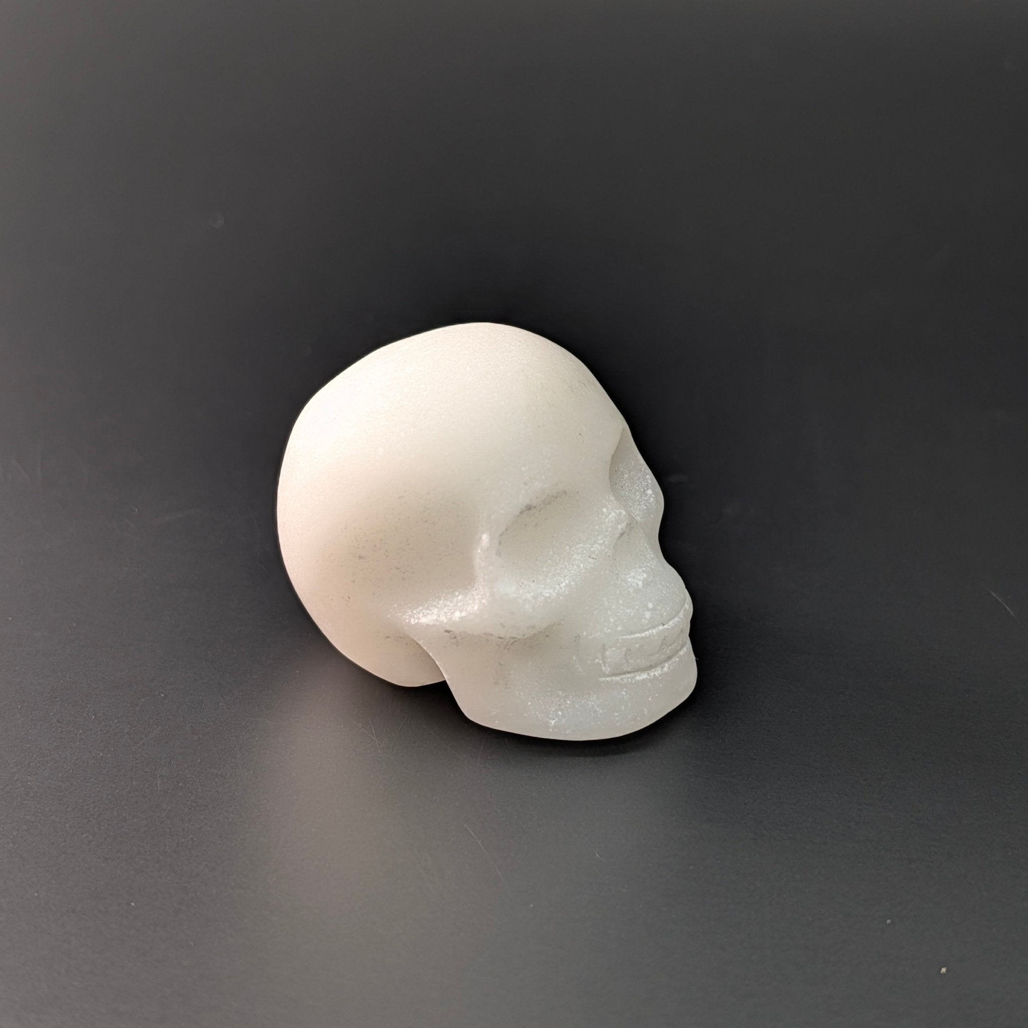 Witte jade doodshoofd | 3,5 cm – bijzondere edelsteen, zorgvuldig gekozen door Marga Jacobs