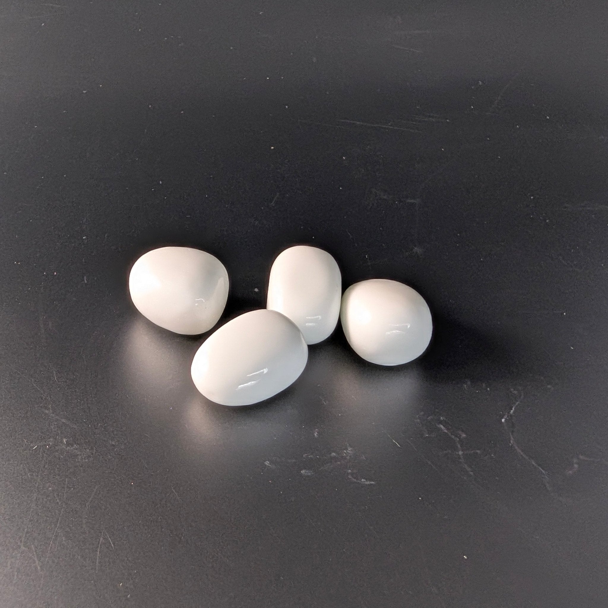 Witte Jade trommelstenen – bijzondere edelsteen, zorgvuldig gekozen door Marga Jacobs