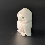 Witte jade uil met mantel