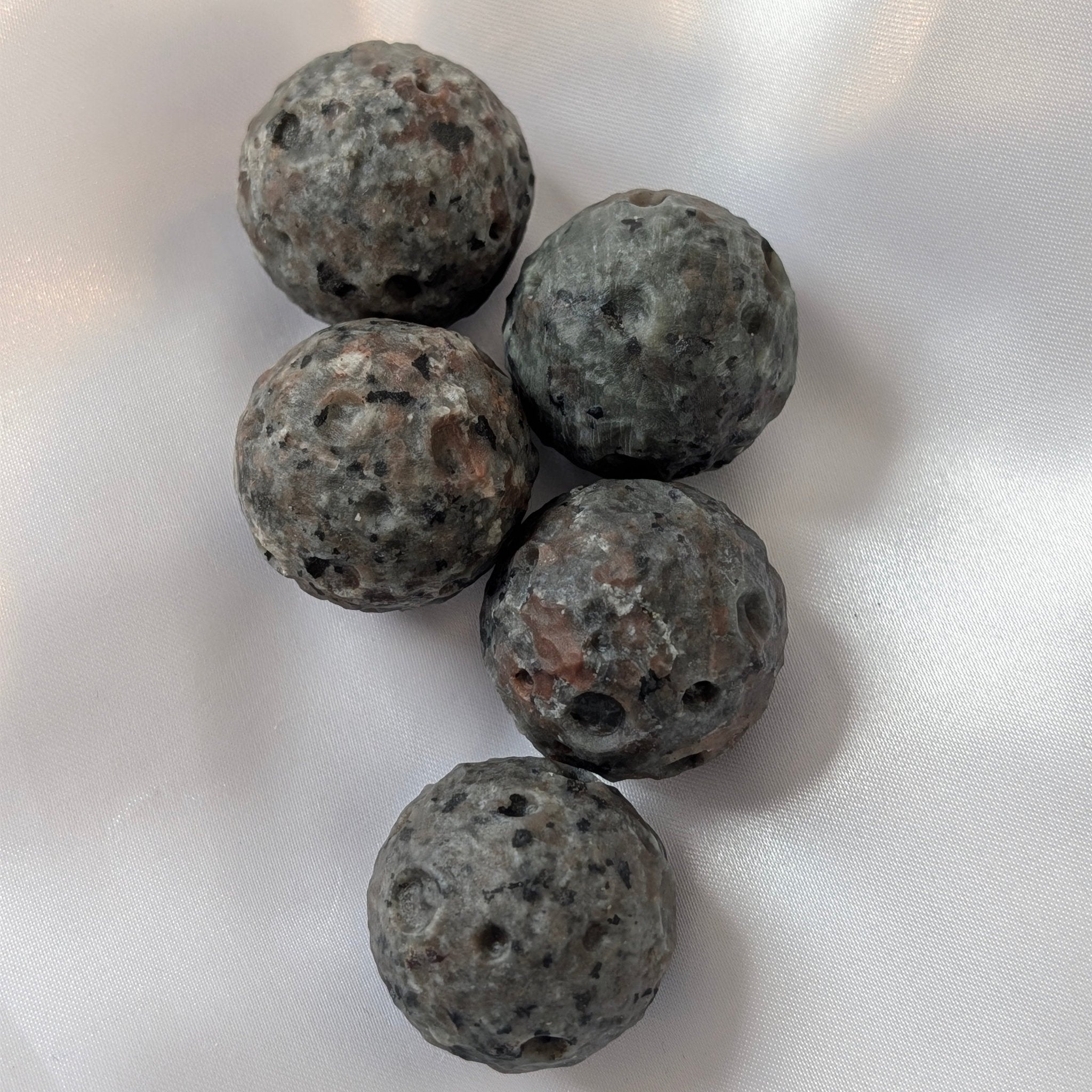 Yooperlite maan – curated crystal by Marga Jacobs | rust, symboliek en intuïtieve zelfzorg