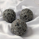 Yooperlite maan – curated crystal by Marga Jacobs | rust, symboliek en intuïtieve zelfzorg