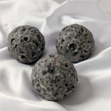 Yooperlite maan – curated crystal by Marga Jacobs | rust, symboliek en intuïtieve zelfzorg