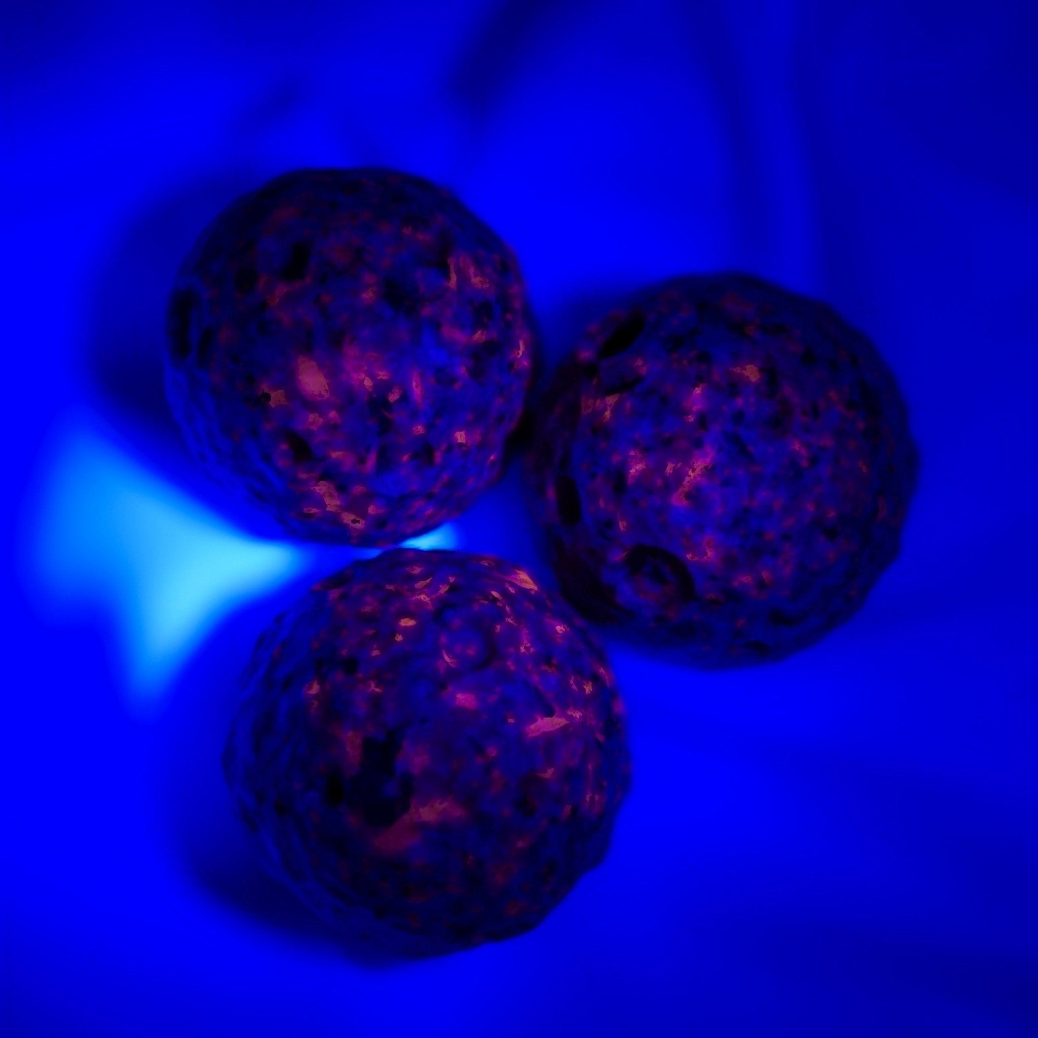 Yooperlite maan – curated crystal by Marga Jacobs | rust, symboliek en intuïtieve zelfzorg