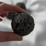 Yooperlite maan – curated crystal by Marga Jacobs | rust, symboliek en intuïtieve zelfzorg