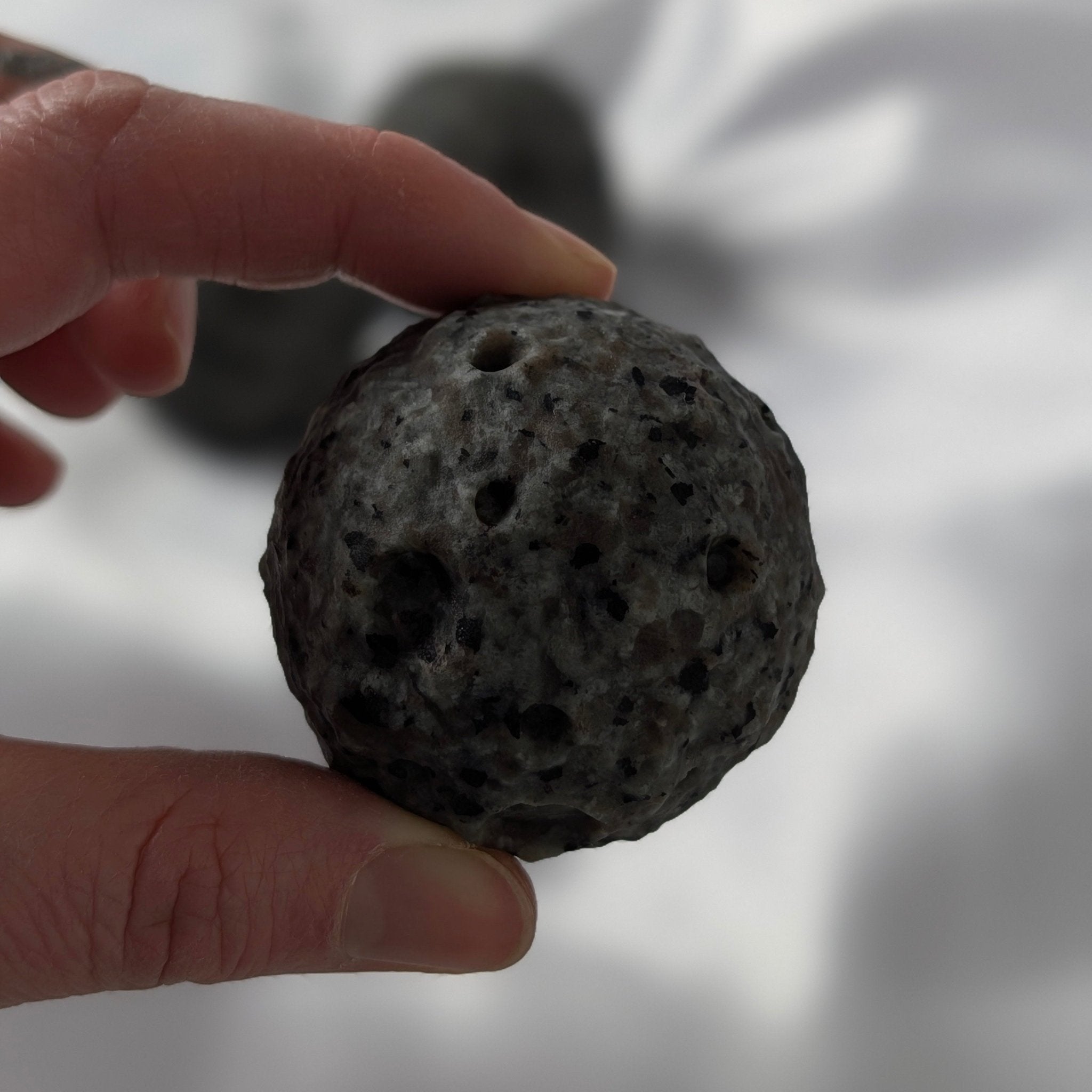 Yooperlite maan – curated crystal by Marga Jacobs | rust, symboliek en intuïtieve zelfzorg