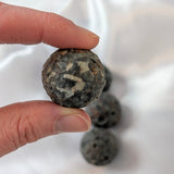 Yooperlite maan – curated crystal by Marga Jacobs | rust, symboliek en intuïtieve zelfzorg