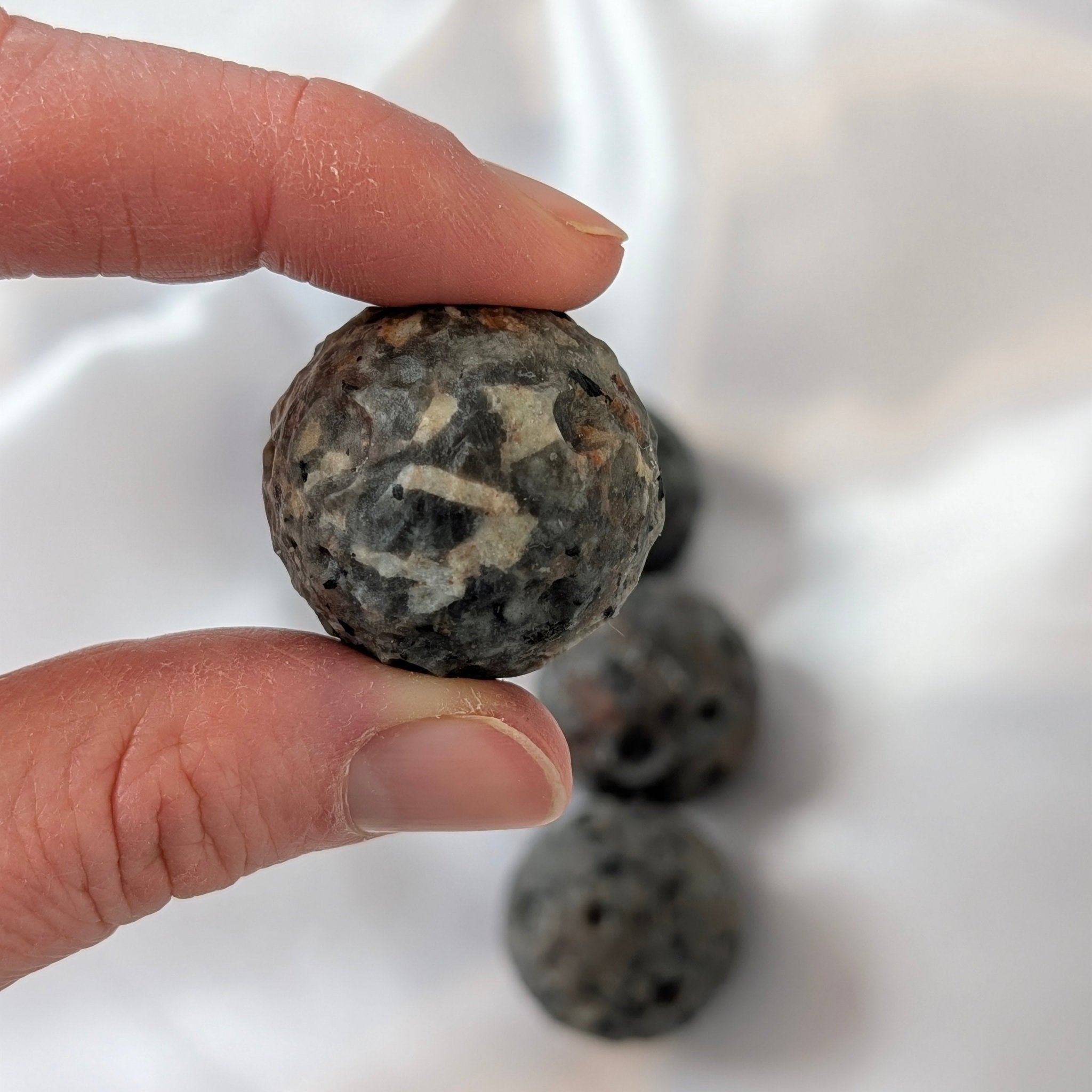 Yooperlite maan – curated crystal by Marga Jacobs | rust, symboliek en intuïtieve zelfzorg