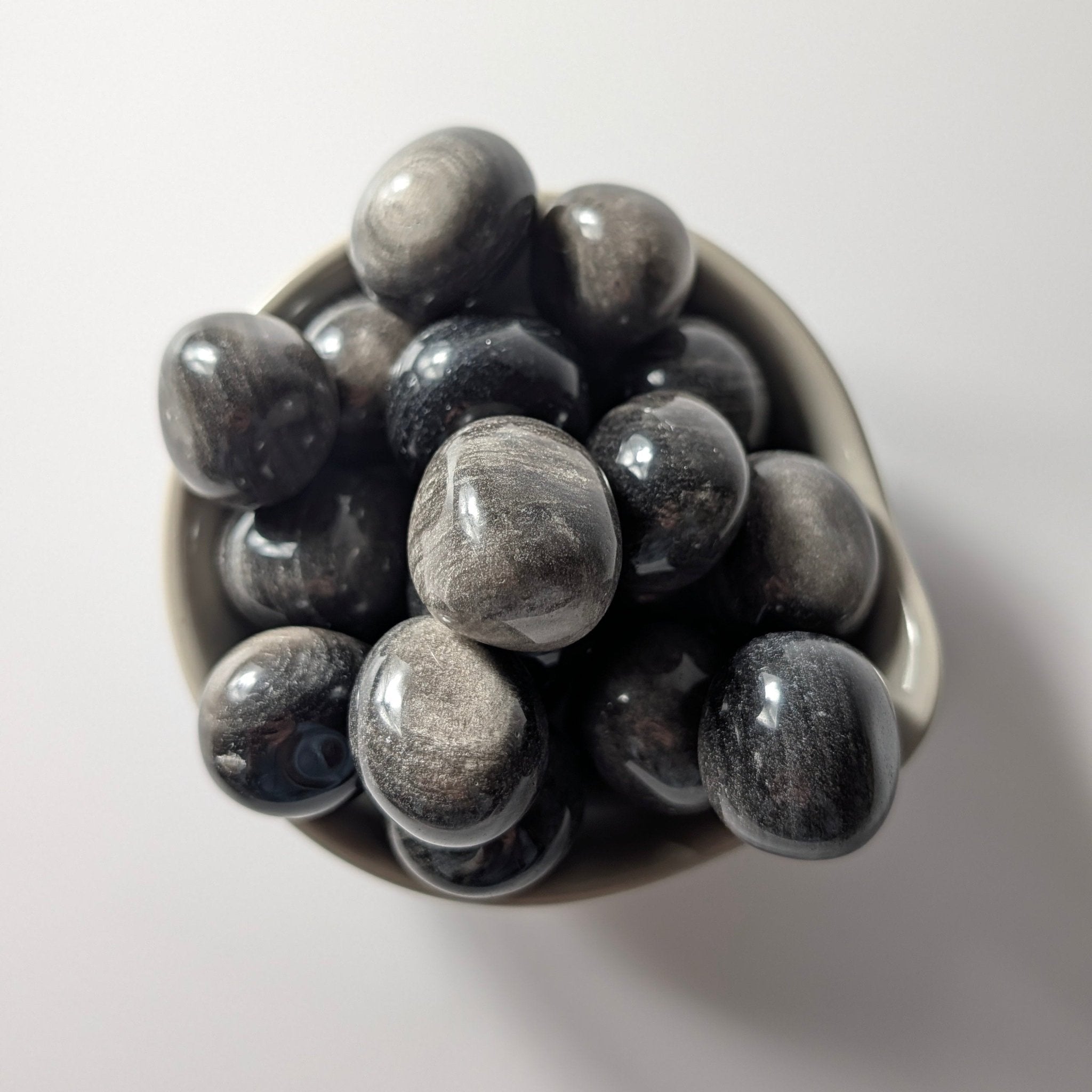 Zilverglans obsidiaan trommelsteen – bijzondere edelsteen, zorgvuldig gekozen door Marga Jacobs