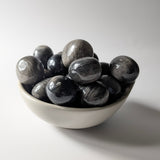 Zilverglans obsidiaan trommelsteen – bijzondere edelsteen, zorgvuldig gekozen door Marga Jacobs
