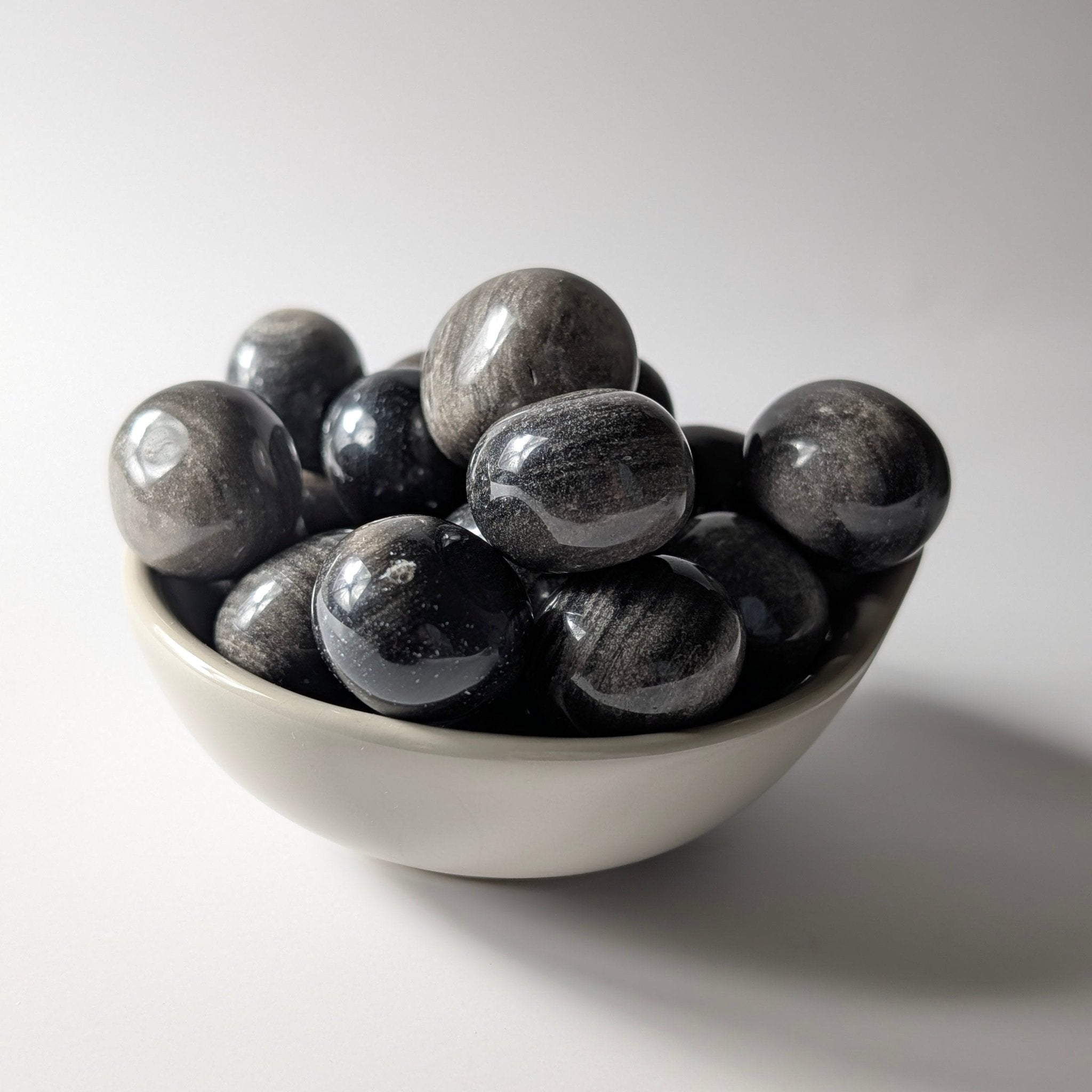 Zilverglans obsidiaan trommelsteen – bijzondere edelsteen, zorgvuldig gekozen door Marga Jacobs