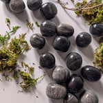 Zilverglans obsidiaan trommelsteen – bijzondere edelsteen, zorgvuldig gekozen door Marga Jacobs