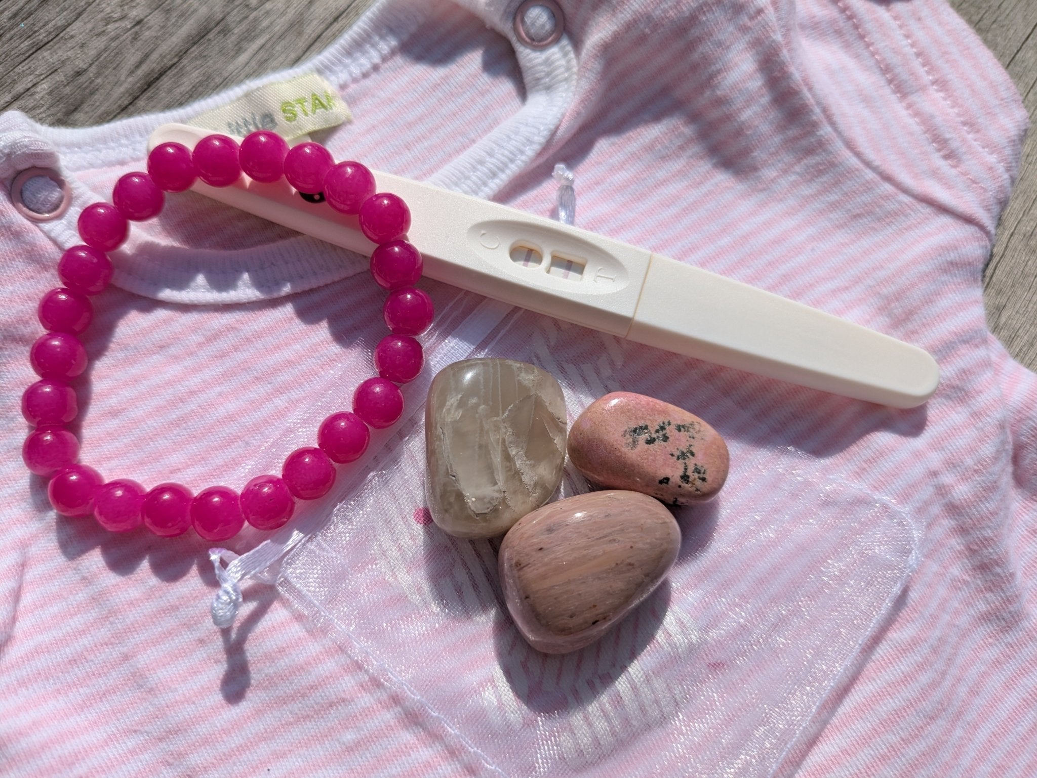 Zwangerschapswens edelstenensetje – curated crystal by Marga Jacobs | rust, symboliek en intuïtieve zelfzorg