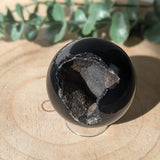 Zwarte agaat bol met druzy opening