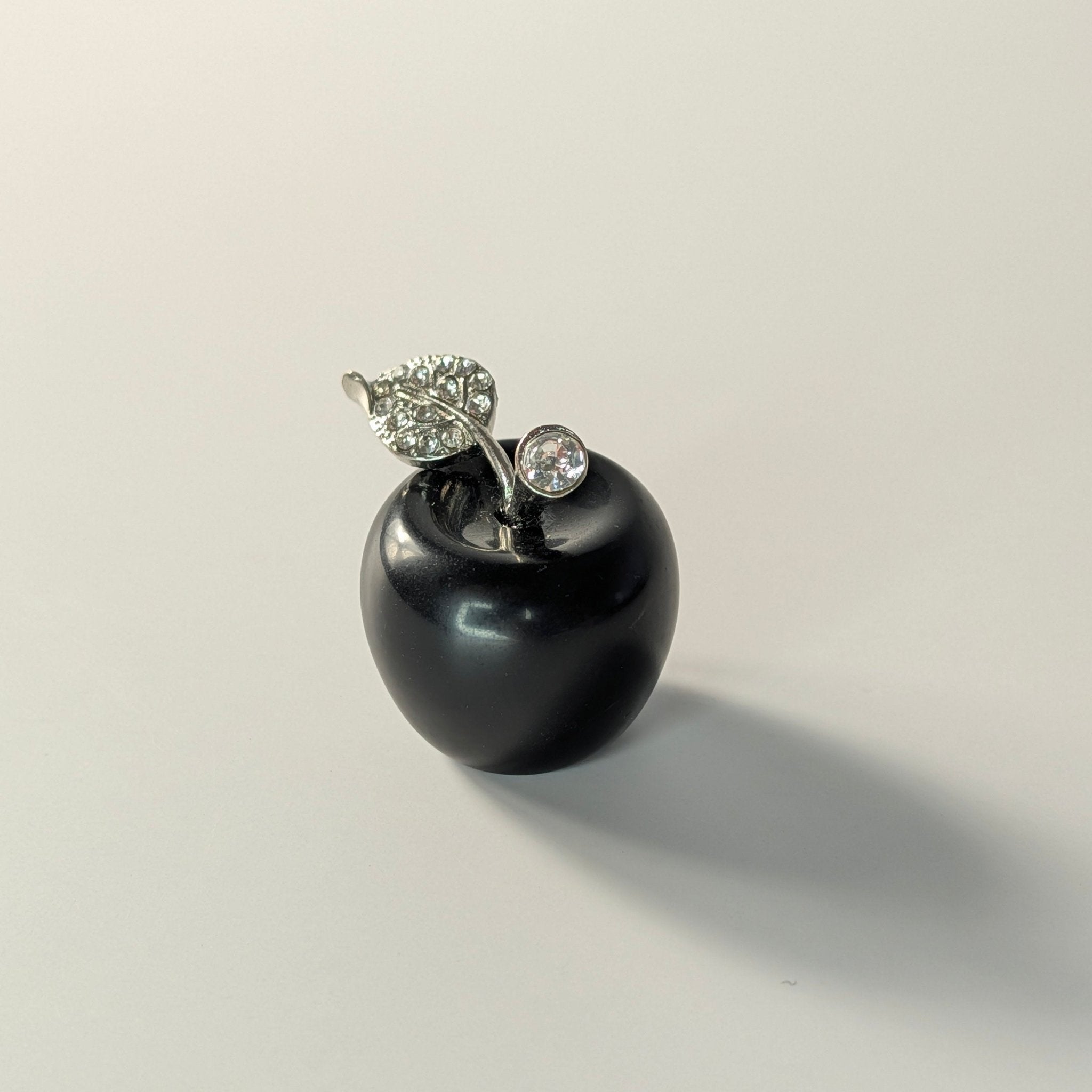 Zwarte obsidiaan appel – bijzondere edelsteen, zorgvuldig gekozen door Marga Jacobs