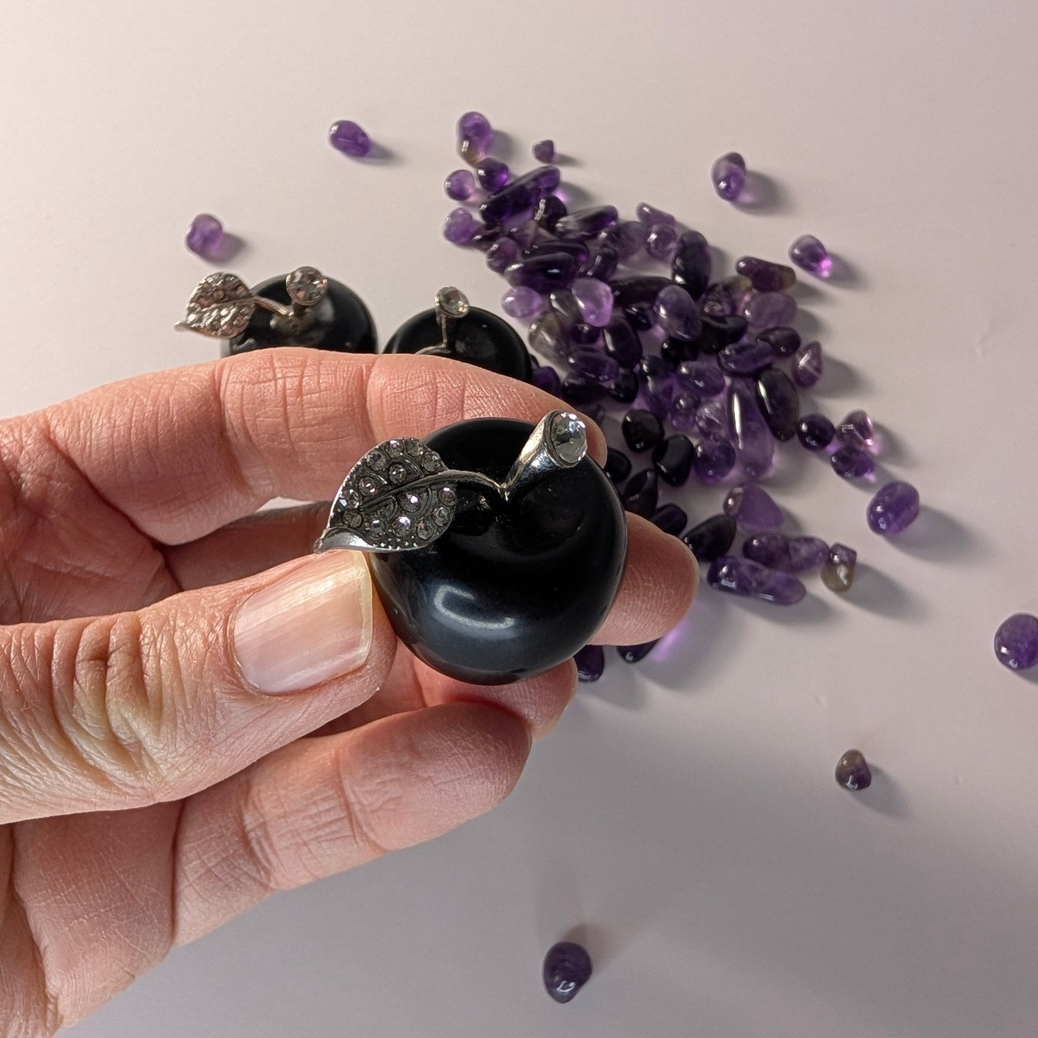 Zwarte obsidiaan appel – bijzondere edelsteen, zorgvuldig gekozen door Marga Jacobs