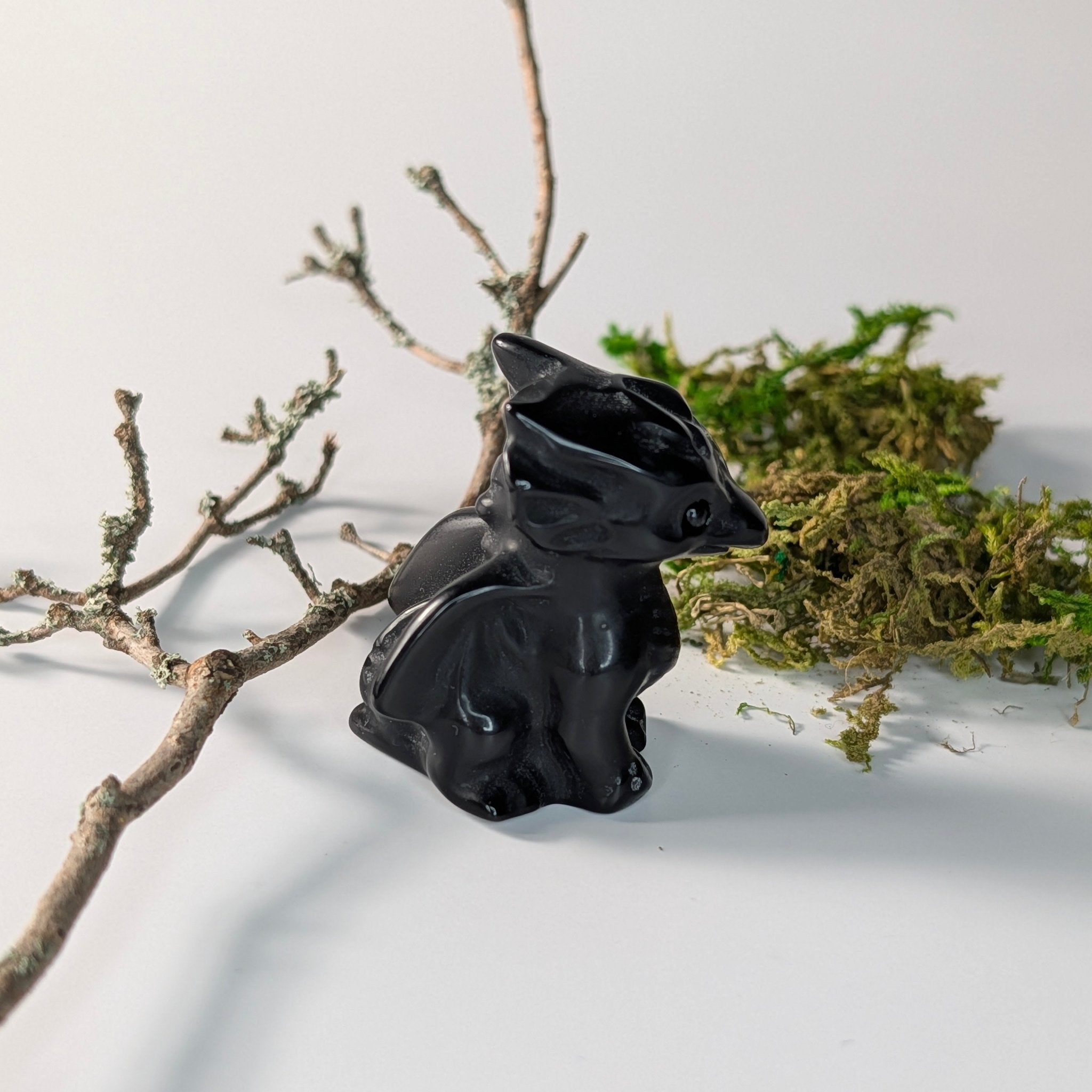 Zwarte obsidiaan draakje – bijzondere edelsteen, zorgvuldig gekozen door Marga Jacobs