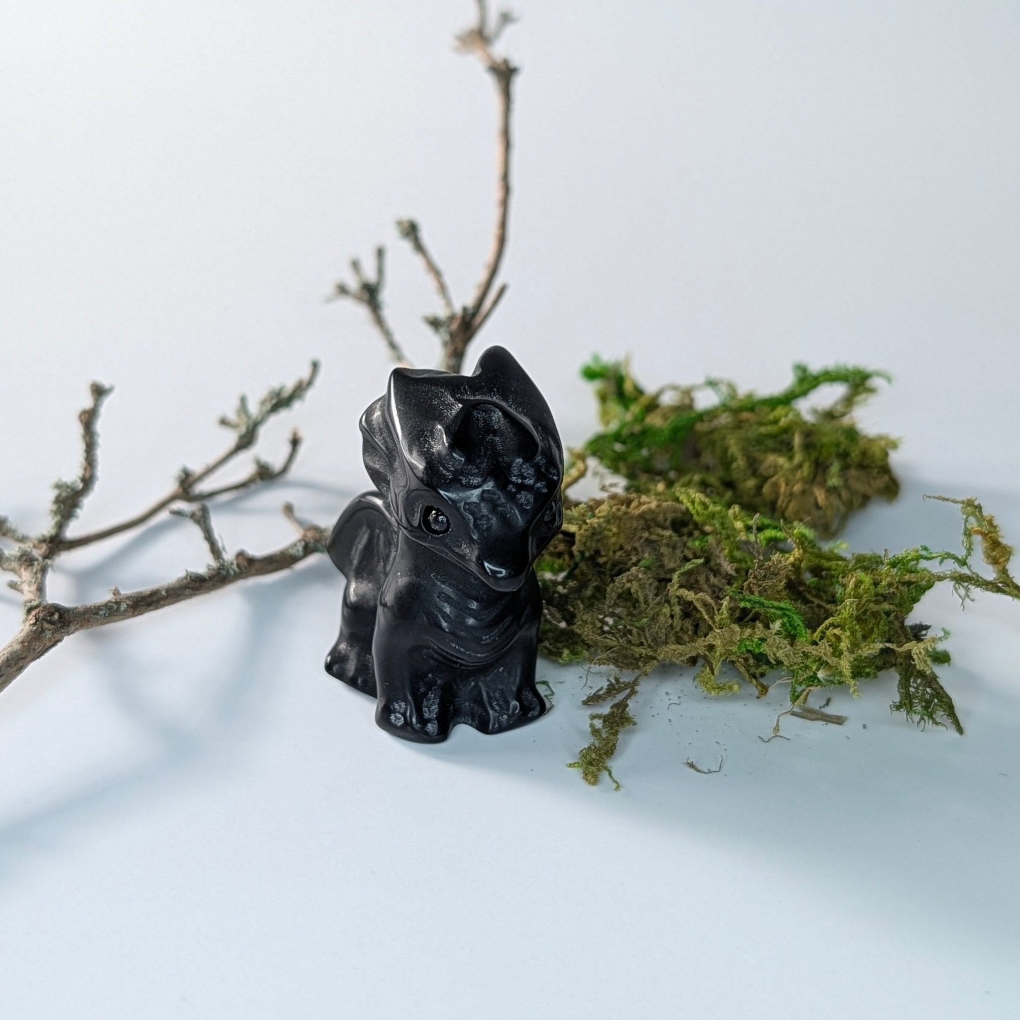 Zwarte obsidiaan draakje – bijzondere edelsteen, zorgvuldig gekozen door Marga Jacobs