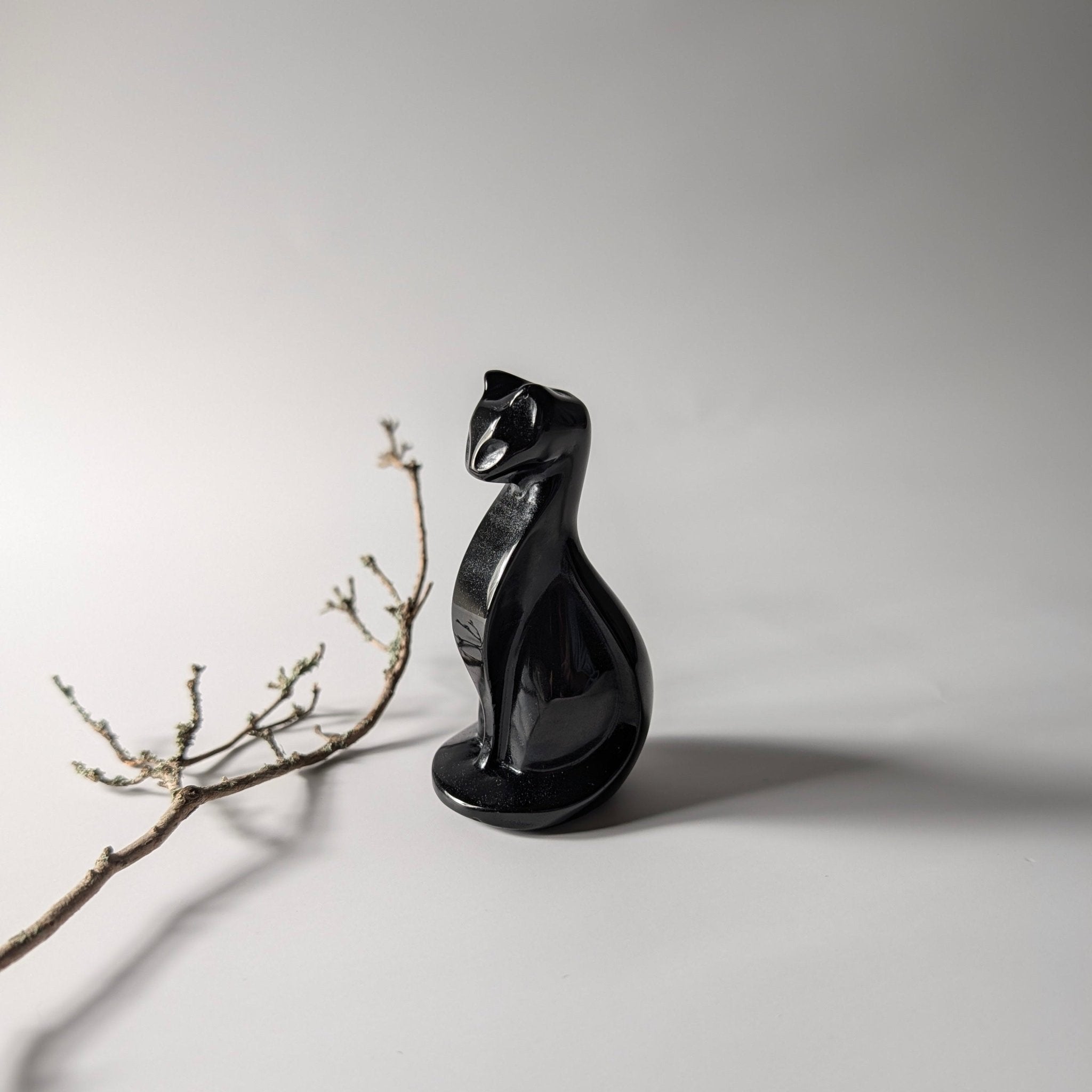 Zwarte obsidiaan kat – bijzondere edelsteen, zorgvuldig gekozen door Marga Jacobs