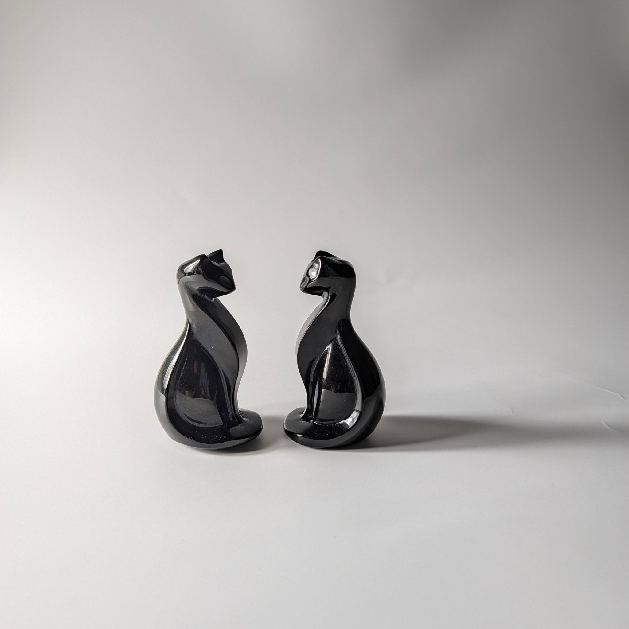 Zwarte obsidiaan kat – bijzondere edelsteen, zorgvuldig gekozen door Marga Jacobs