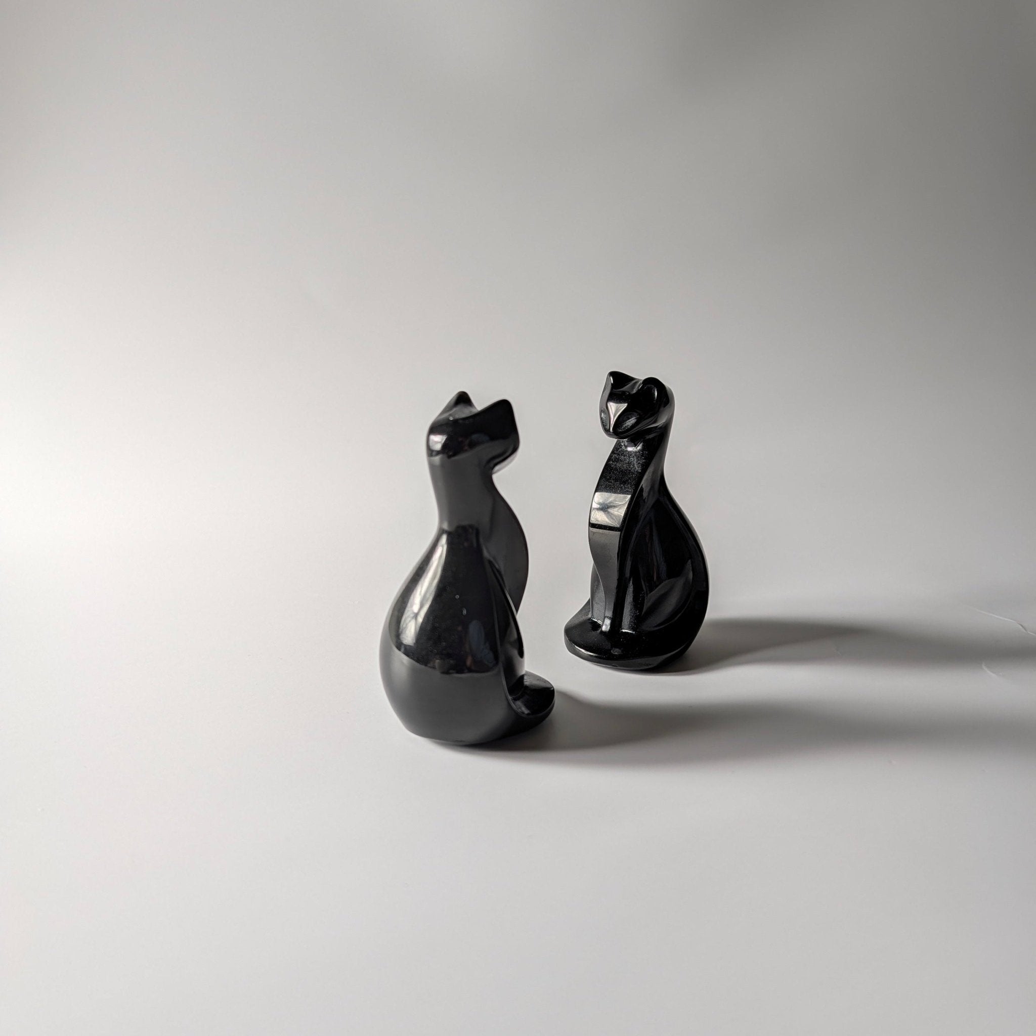 Zwarte obsidiaan kat – bijzondere edelsteen, zorgvuldig gekozen door Marga Jacobs