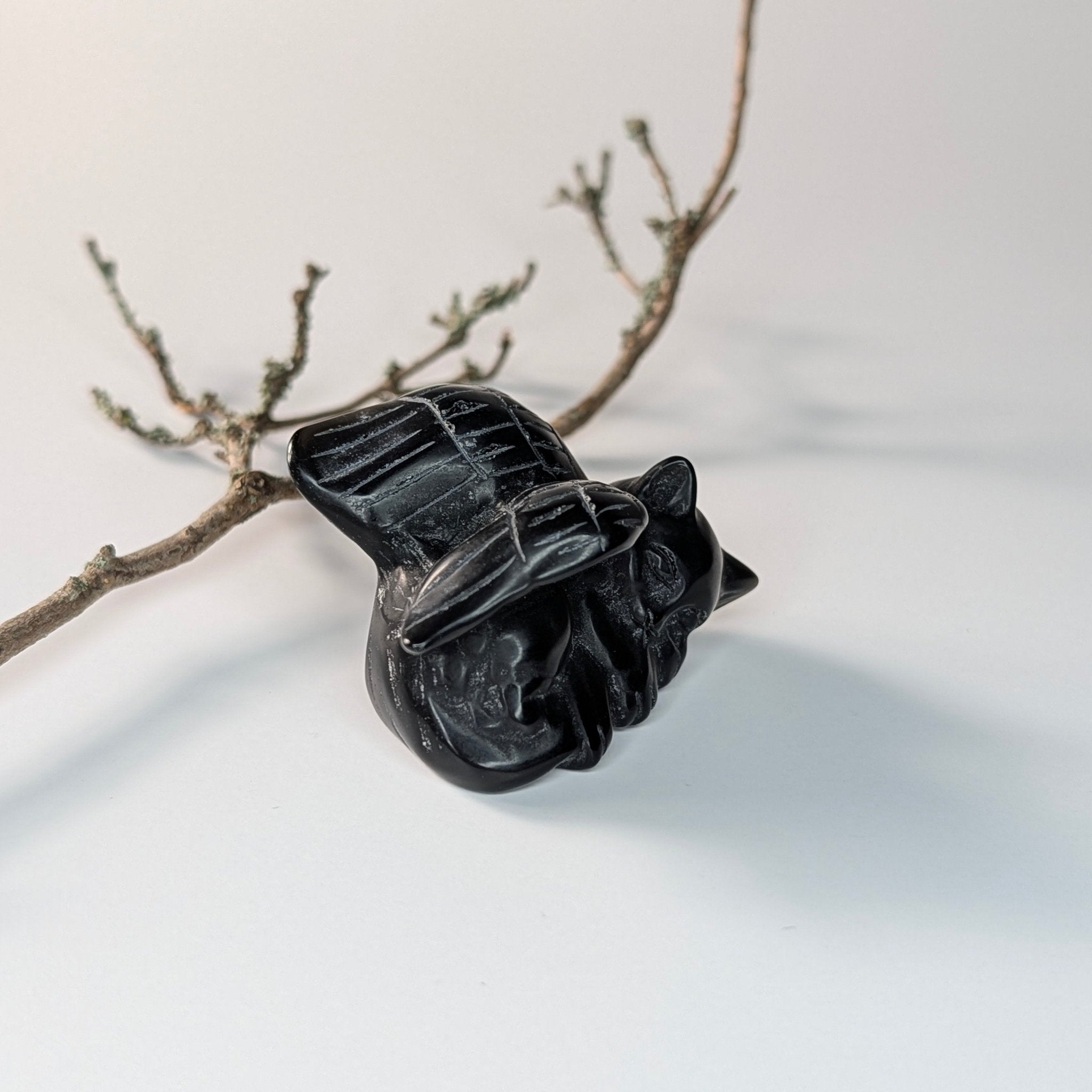 Zwarte obsidiaan slapend katje met vleugels – bijzondere edelsteen, zorgvuldig gekozen door Marga Jacobs