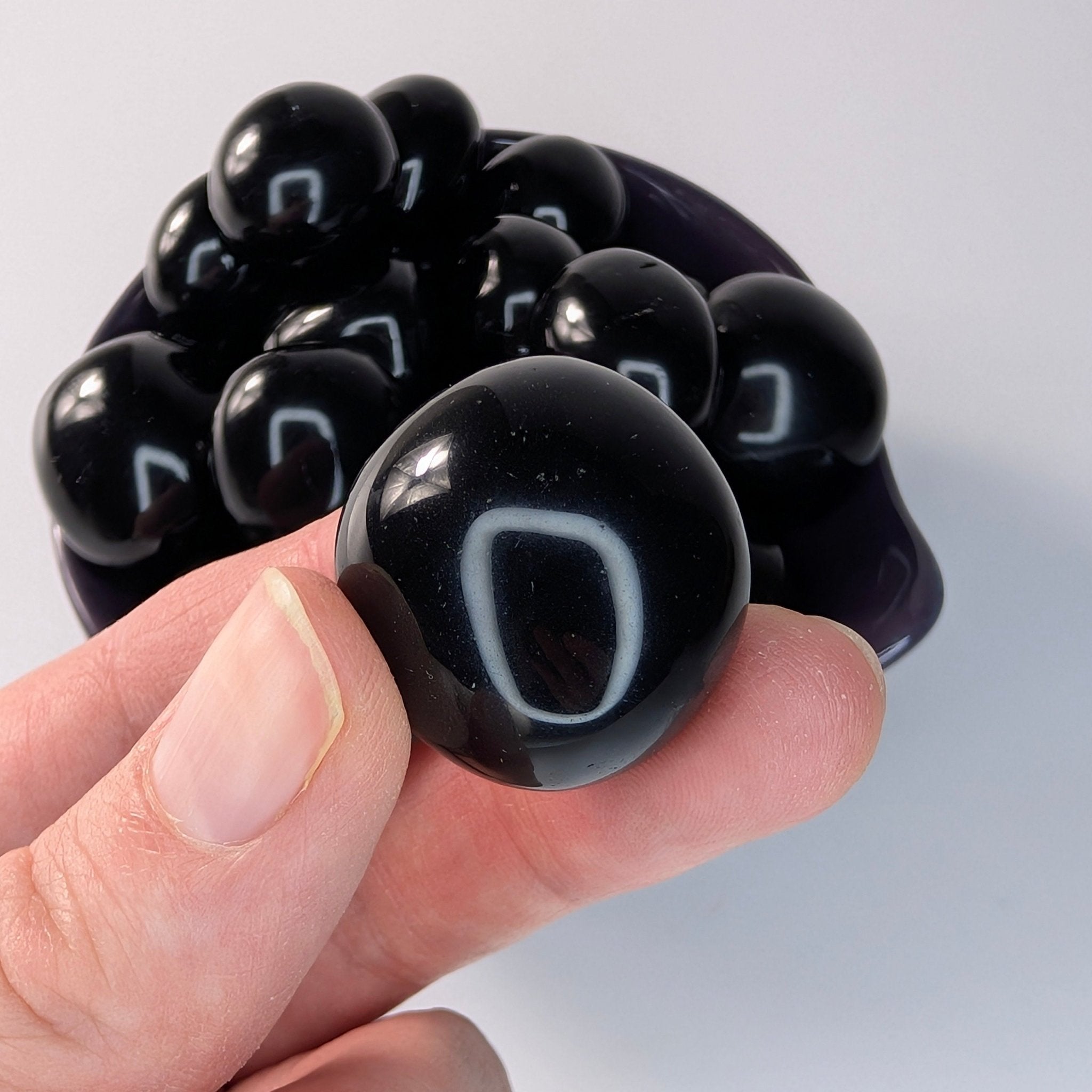 Zwarte obsidiaan trommelsteen – bijzondere edelsteen, zorgvuldig gekozen door Marga Jacobs