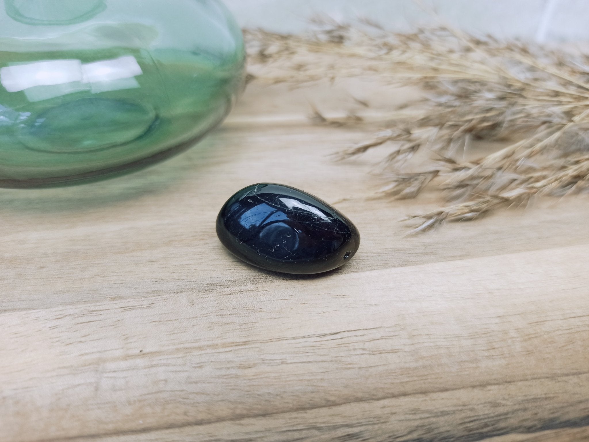 Zwarte toermalijn trommelstenen – curated crystal by Marga Jacobs | rust, symboliek en intuïtieve zelfzorg