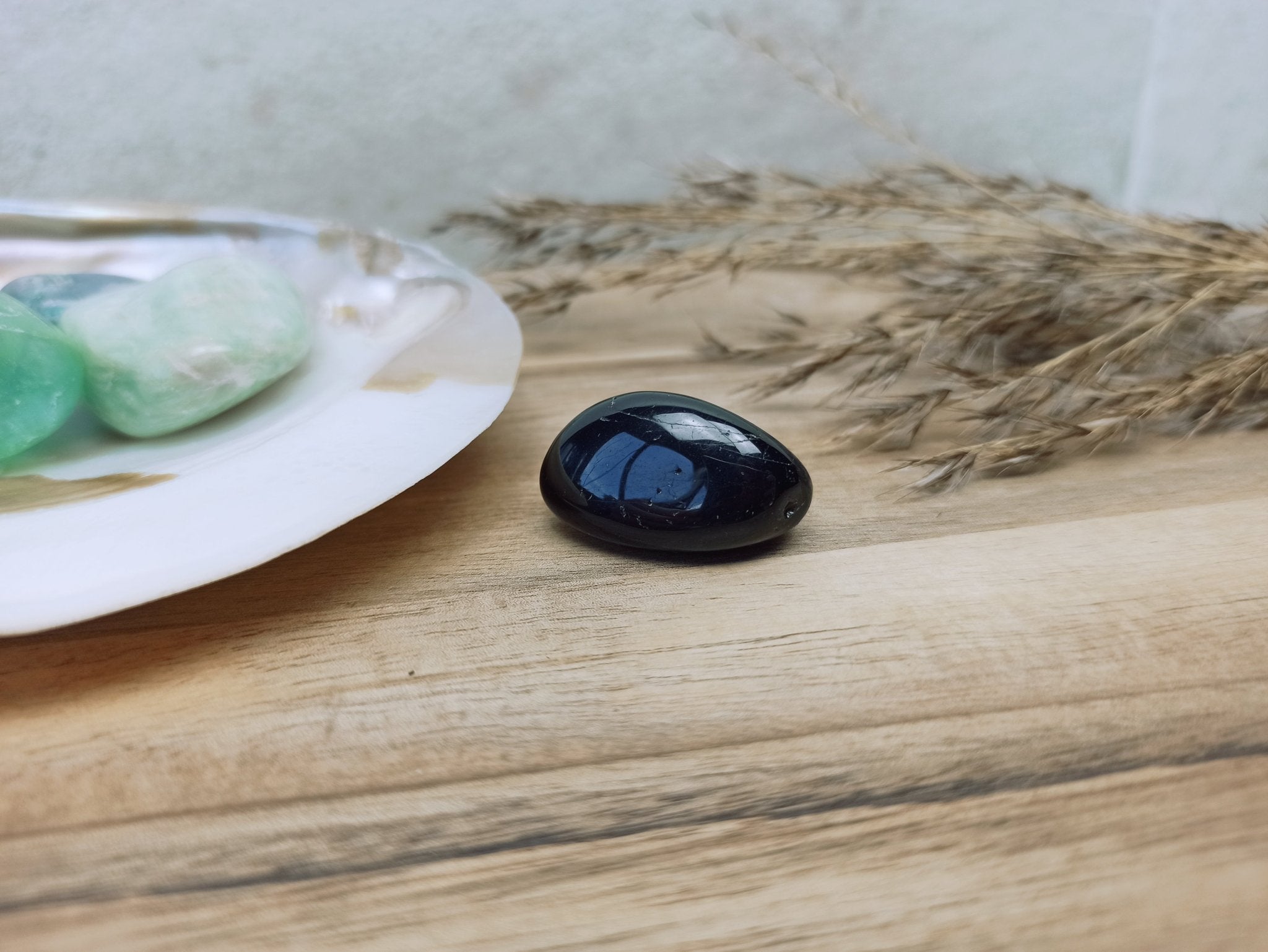 Zwarte toermalijn trommelstenen – curated crystal by Marga Jacobs | rust, symboliek en intuïtieve zelfzorg